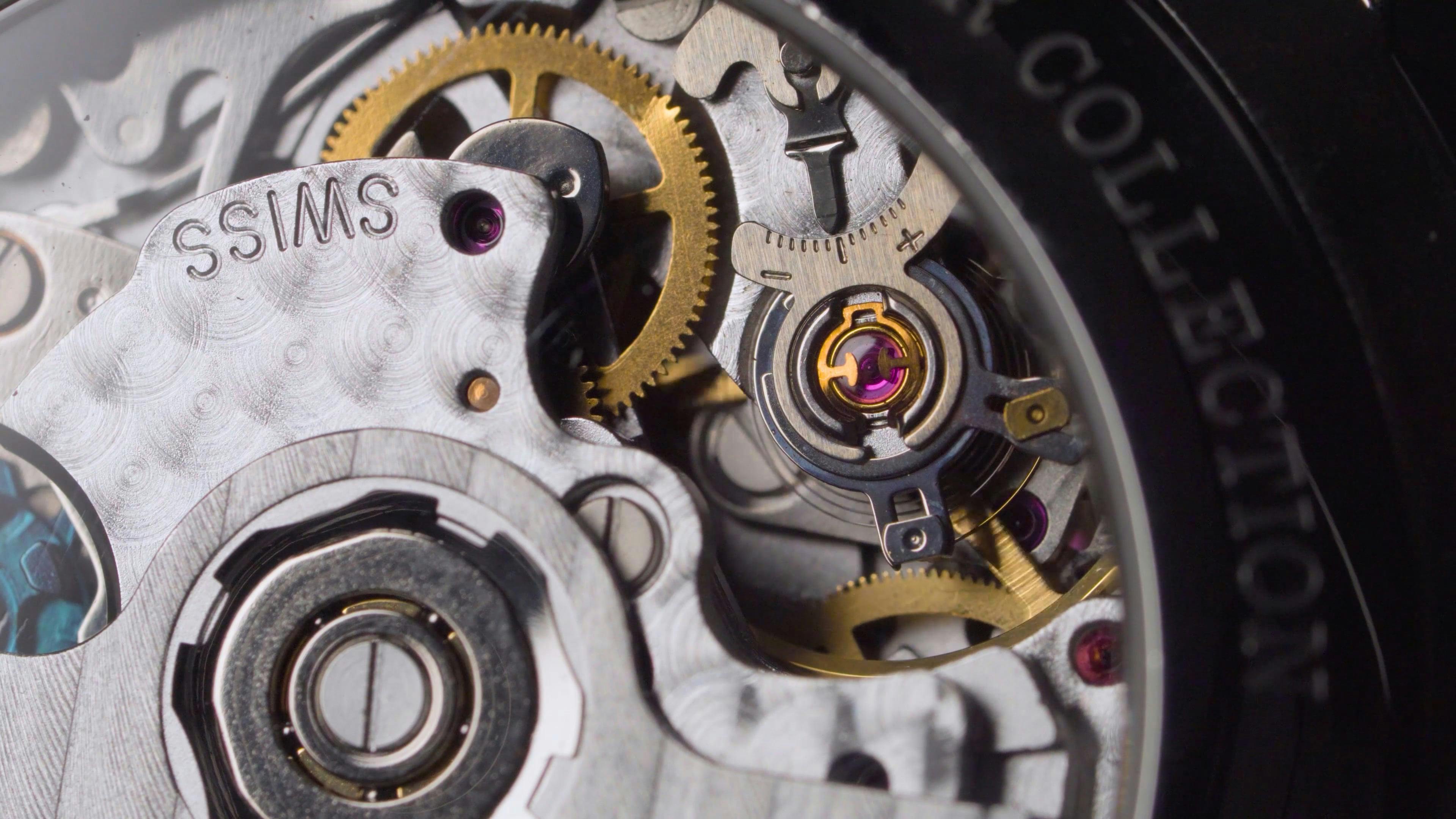 Movimiento mecánico de un reloj de alta gama, en detalle 4K